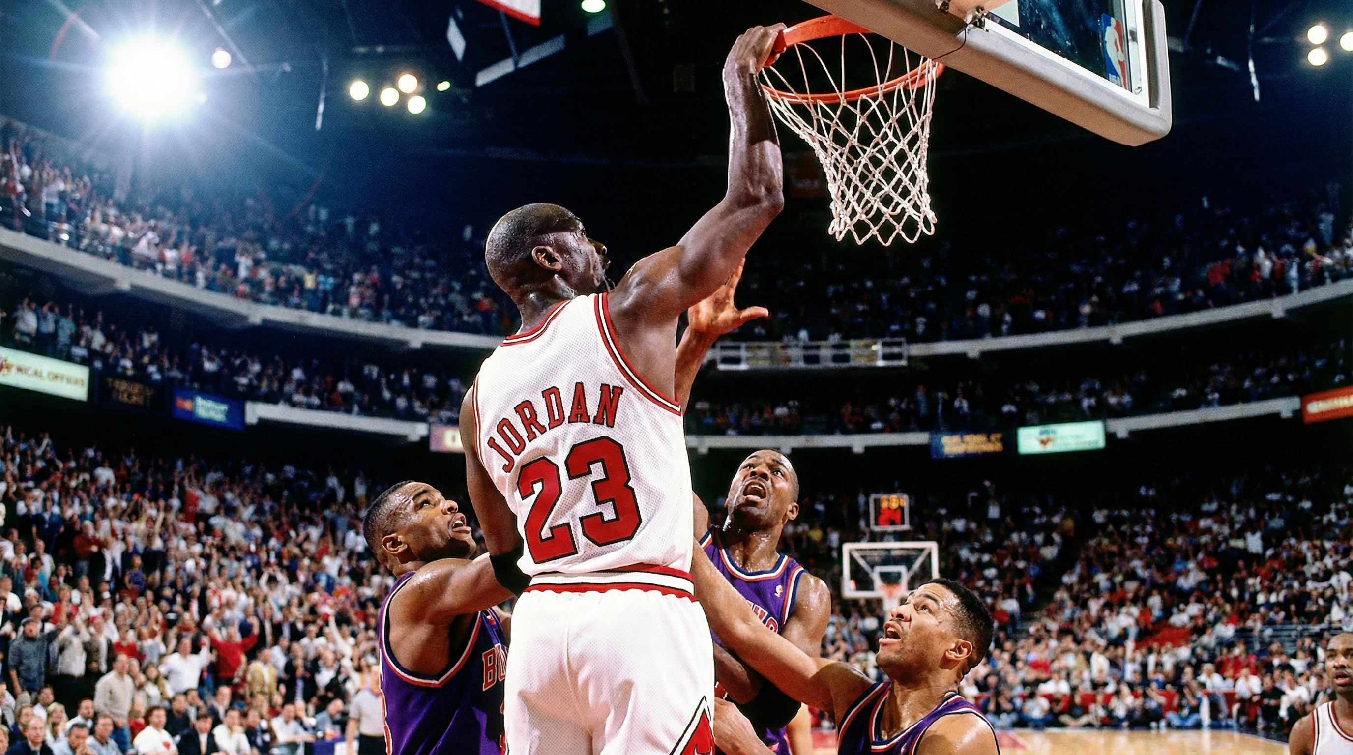 篮球比赛精彩瞬间